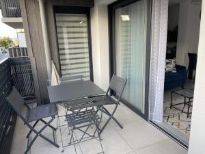d'un balcon avec une table et des chaises. dans l'établissement le Natural, à Thonon-les-Bains