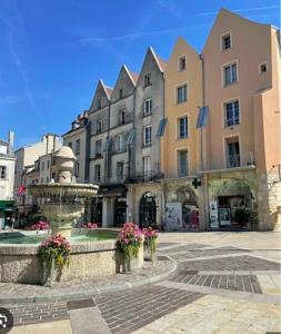 a building with a fountain in front of a building at F2 NEUF & CALME 15 min Disneyland, 25 min Paris in Thorigny-sur-Marne