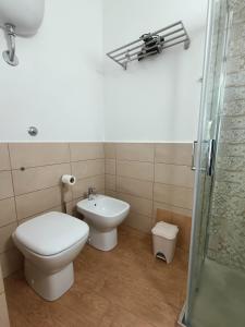 Un baño con inodoro, lavabo y ducha. en Momoflat, en Agrigento 7 fotos más