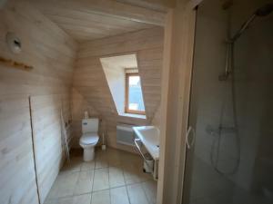 a small bathroom with a toilet and a sink at Studio charmant à 70m des Thermes, WiFi, Animaux bienvenus - FR-1-541-137 in La Roche-Posay
