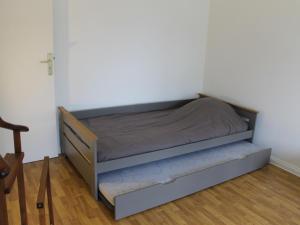 a bedroom with a bunk bed in a room at T2 lumineux centre-ville avec Wi-Fi, lave-linge et lave-vaisselle - FR-1-541-122 in La Roche-Posay