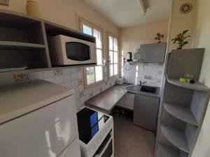 Η κουζίνα ή μικρή κουζίνα στο Studio lumineux centre-ville La Roche-Posay avec WI-FI, lave-linge, lave-vaisselle, animaux admis - FR-1-541-131