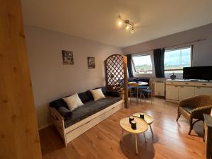 un salon avec un canapé et une table dans l'établissement Studio cosy en centre-ville, proche Thermes - FR-1-541-135, à La Roche-Posay