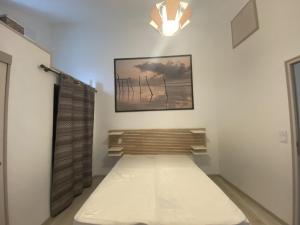 Zimmer mit einem Bett und einem Bild an der Wand in der Unterkunft Maison rénovée avec cuisine équipée à La Roche-Posay - FR-1-541-148 in La Roche-Posay