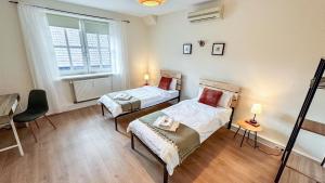 a bedroom with two beds and a window at MaBu Homes - Mitten in Nienburg in Nienburg