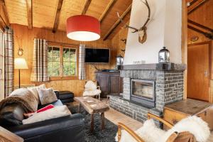 a living room with a couch and a fireplace at Eole - 6 pers - pres des pistes in Nendaz