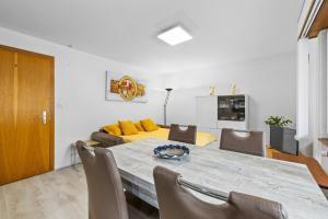 una sala de estar con una mesa y un sofá en Valaisia 17B - 4 pers - centre station, en Nendaz
