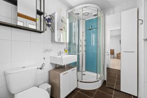 Un baño con inodoro, lavabo y ducha. en Valaisia 17B - 4 pers - centre station, en Nendaz 16 fotos más