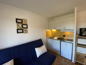 Η κουζίνα ή μικρή κουζίνα στο T2 près des Thermes du Connétable avec balcon et Wi-Fi - FR-1-541-126 +1 φωτογραφίες