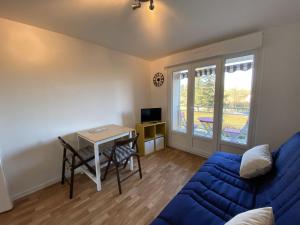 Μια τηλεόραση ή/και κέντρο ψυχαγωγίας στο T2 près des Thermes du Connétable avec balcon et Wi-Fi - FR-1-541-126