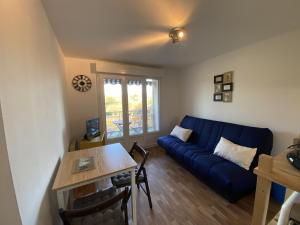 Χώρος καθιστικού στο T2 près des Thermes du Connétable avec balcon et Wi-Fi - FR-1-541-126