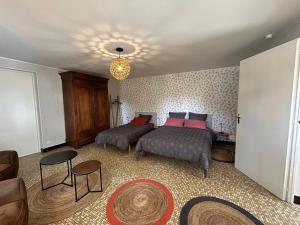 ein Schlafzimmer mit zwei Betten und einer Couch in der Unterkunft Appartement centre-ville La Roche-Posay, jardin, terrasse, WIFI, lave-vaisselle - FR-1-541-147 in La Roche-Posay