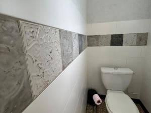 ein Badezimmer mit einer weißen Toilette in einem Zimmer in der Unterkunft Appartement centre-ville La Roche-Posay, jardin, terrasse, WIFI, lave-vaisselle - FR-1-541-147 in La Roche-Posay