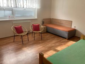 Posezení v ubytování Apartmanový byt v priemyselnej zóne
