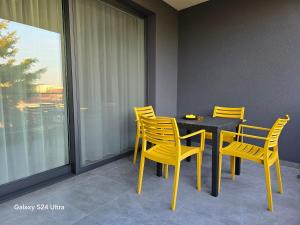 Apartman FIŠBAH 6 self CHECK-IN, FREE PRIVATE PARKING的阳台或露台