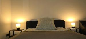 a bed with two lamps on the sides of it at Central Comfort Modernes Studio in Aschaffenburg