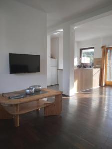 Televízia a/alebo spoločenská miestnosť v ubytovaní Ferienwohnung Anton