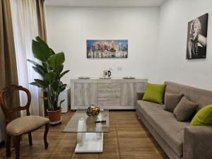 Be Your Home - La Darsena Guest House في تشيفيتافيكيا: غرفة معيشة بها أريكة وطاولة