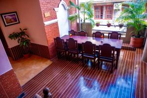 jadalnia ze stołem i krzesłami w obiekcie Hotel White Yak w mieście Pokhara