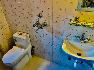 łazienka z toaletą i umywalką w obiekcie Hotel White Yak w mieście Pokhara