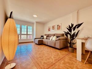 una sala de estar con un sofá y una mesa en Click&Guest - Atlantic Sun House in Playa Arinaga, en Agüimes