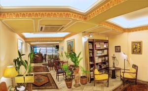 ein Wohnzimmer voller Möbel und Pflanzen in der Unterkunft Nicola Hotel in Athen