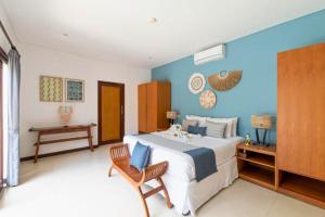 Una cama o camas en una habitación de Omkara 2 BR Deluxe Private Pool Villa ZN253 33 fotos más