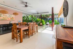 Una televisión o centro de entretenimiento en Omkara 2 BR Deluxe Private Pool Villa ZN253