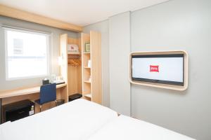 Postel nebo postele na pokoji v ubytování Ibis Jakarta Senen + 3 fotografie