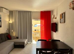 Μια τηλεόραση ή/και κέντρο ψυχαγωγίας στο Apartments In Los Cristianos, Tenerife, Canary Islands