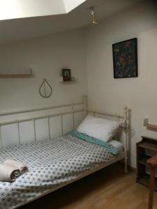 a small bed in a room with at 5bis in Quillan +13 photos