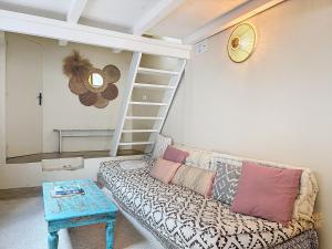 un salon avec un canapé et une table dans l'établissement Charmante Maison de Pêcheurs - Vallon des Auffes - Les Frères de la Loc', à Marseille