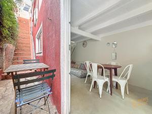 une pièce avec une table et des chaises et une table et une table et des chaises dans l'établissement Charmante Maison de Pêcheurs - Vallon des Auffes - Les Frères de la Loc', à Marseille