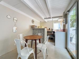 une cuisine et une salle à manger avec une table et des chaises dans l'établissement Charmante Maison de Pêcheurs - Vallon des Auffes - Les Frères de la Loc', à Marseille