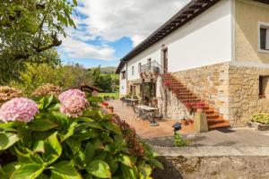 an exterior view of a house with flowers at Zelaikoa Behekoa - baskeyrentals in Zestoa