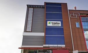 班加罗尔Treebo Skanda Suites的一面有铁甲标志的建筑物