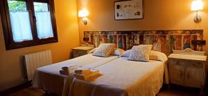 Ένα ή περισσότερα κρεβάτια σε δωμάτιο στο Casas Rurales Entrecastaños