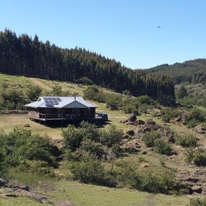 Star Dam Estate - Tranquil Cottage في Lidgetton: منزل على سقف شمسي على تلة +22 صورة