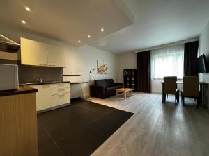 卡斯特乌Hotel & Aparthotel Casteau Resort Mons Soignies的配有桌椅的厨房和客厅 更多69张照片