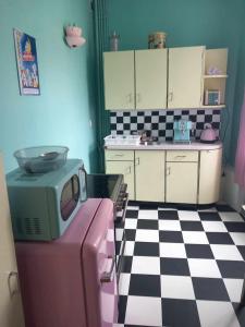 Fotografia z galérie ubytovania Vintage ,la capsule temporelle wifi draps parking publique gratuit v destinácii Thiers