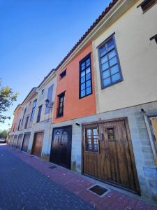 a building with wooden doors on a street at Casa Cincilia in Chinchilla de Monte Aragón