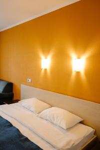 Posteľ alebo postele v izbe v ubytovaní 7 Days Hotel Kamyanets-Podilskyi