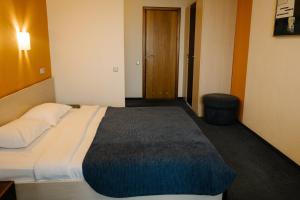 Posteľ alebo postele v izbe v ubytovaní 7 Days Hotel Kamyanets-Podilskyi
