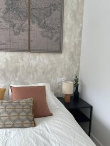 a bedroom with a bed with a map on the wall at Skade Sierra Nevada Zona Baja in Sierra Nevada