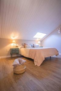 a bedroom with a large bed in a attic at Alya parking incluido in Sierra Nevada
