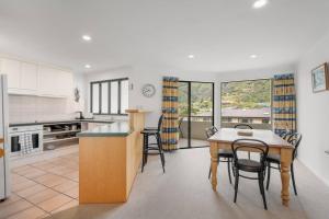 Unit 8 Waterfront Holiday Home的厨房或小厨房