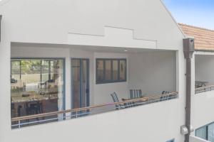 Unit 8 Waterfront Holiday Home的阳台或露台