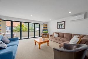 Unit 8 Waterfront Holiday Home的休息区