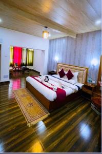 Uma cama ou camas num quarto em Hotel Hilltop At Mall Road Manali With Open Terrace