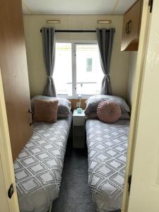 Postel nebo postele na pokoji v ubytování Dottys van warden springs caravan park